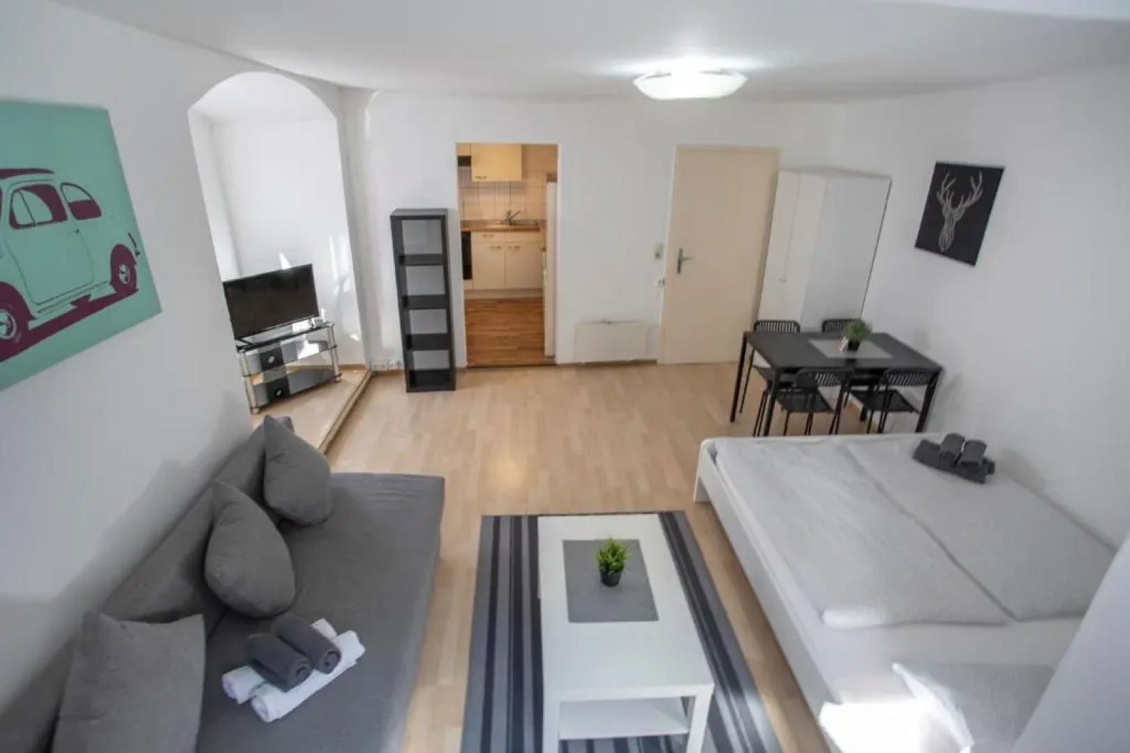 Hall City Deluxe Old Town Studio