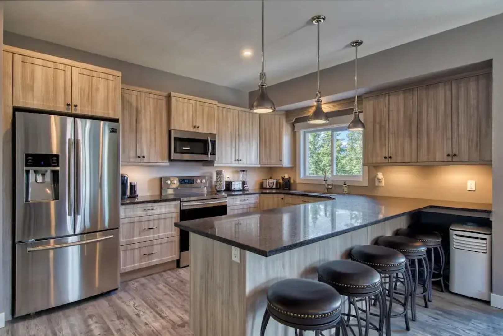 Semi-lakefront Luxury Blind Bay - Spring Specials! 2 Bedroom Cottage by RedAwning