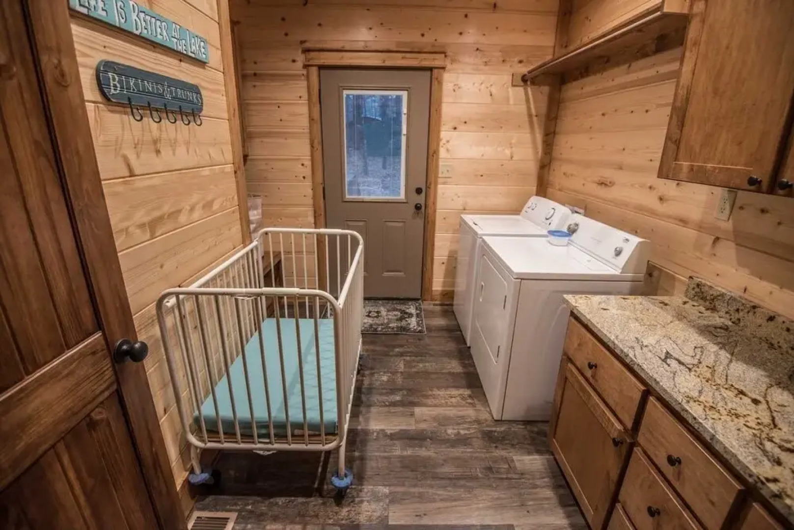 All Decked Out Cabin in the Woods With Fireplace, Bbq, and Swing Bed by Redawning