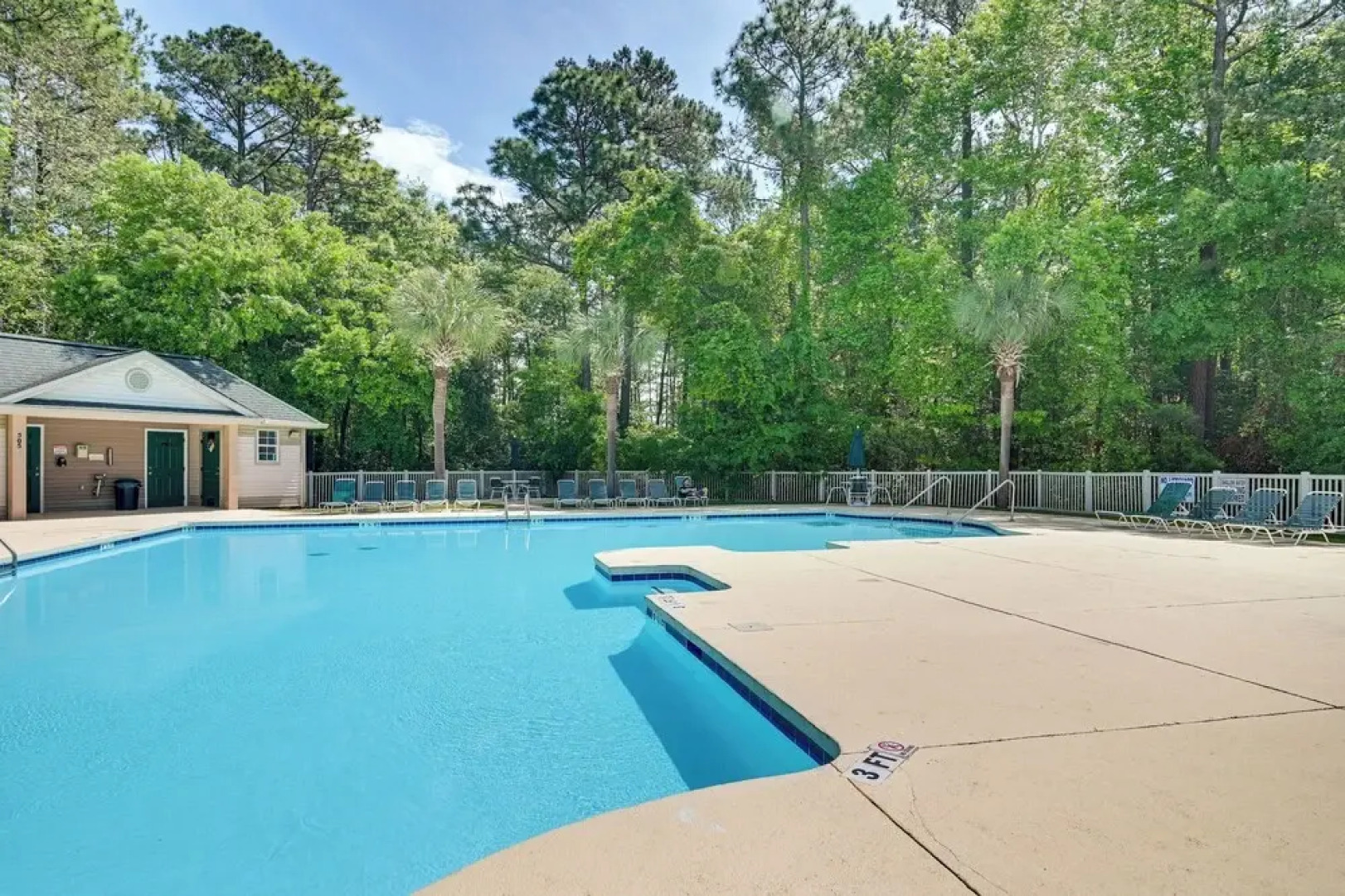 Pawleys Island Condo w/ Screened Porch + Golfing!