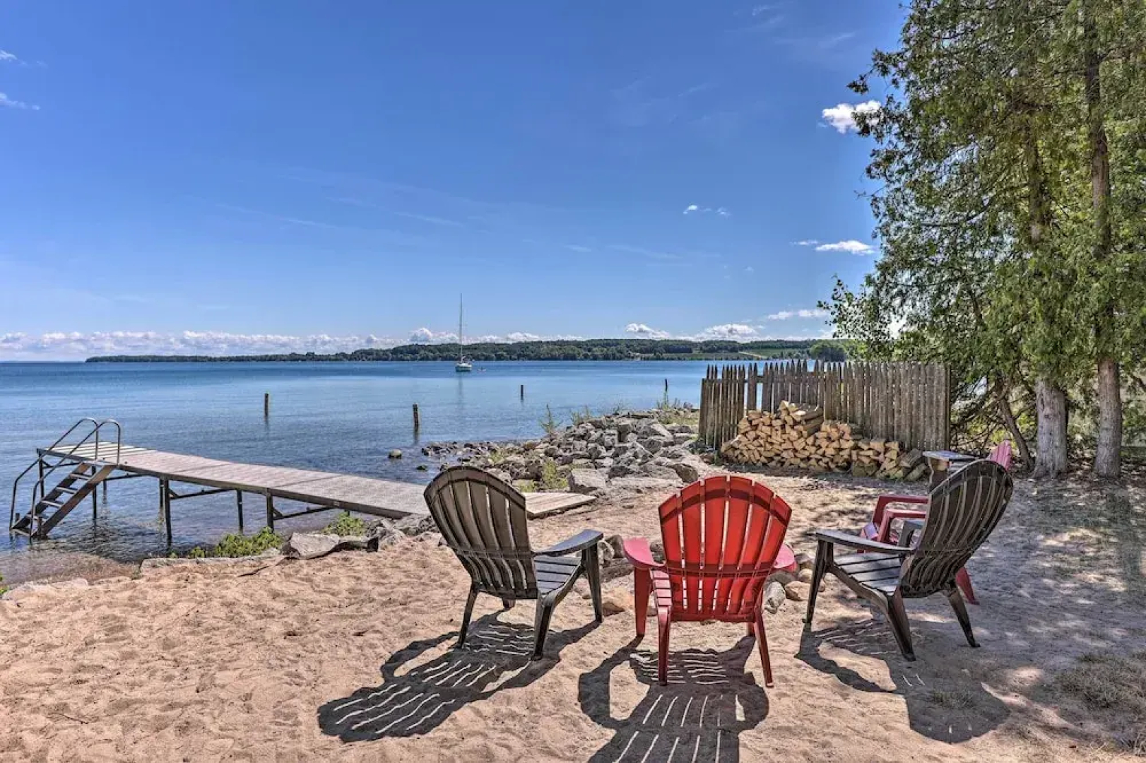 Lakefront 'manitou Cottage' < 1 Mi to Downtown!