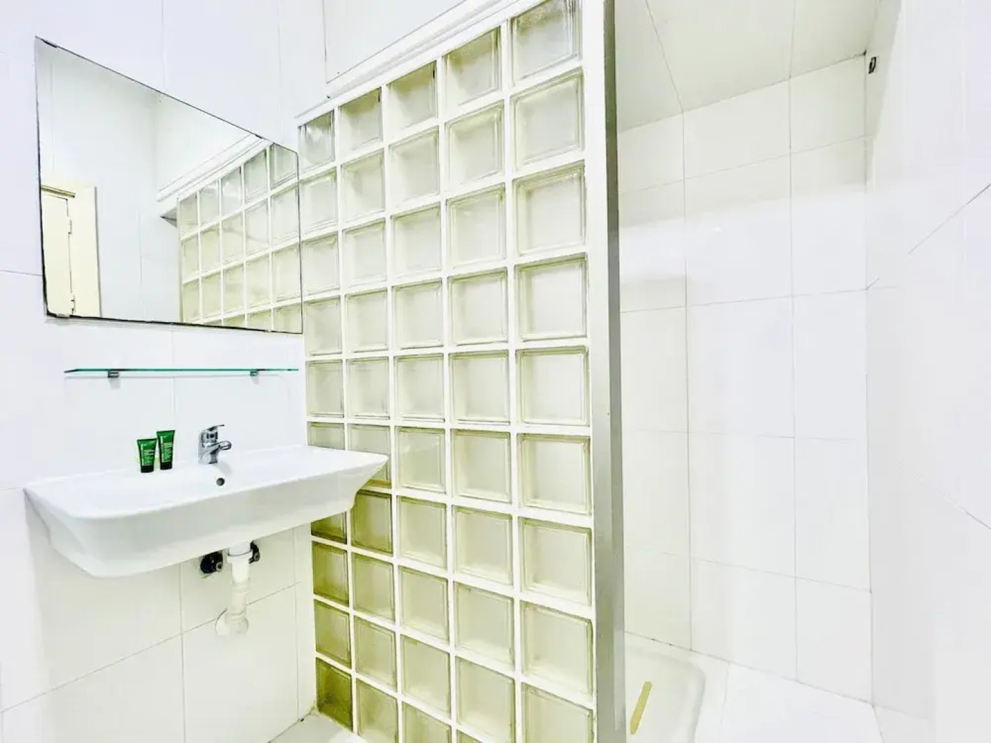 Mountain-view Apartment by Sea