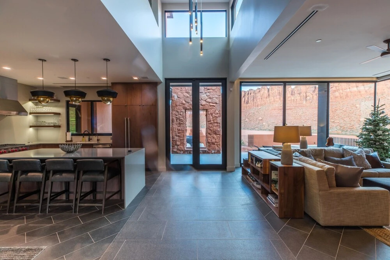 Luxury Service 3 Kings and Bunks - Sleeps 12 - Daily Housekeeping home