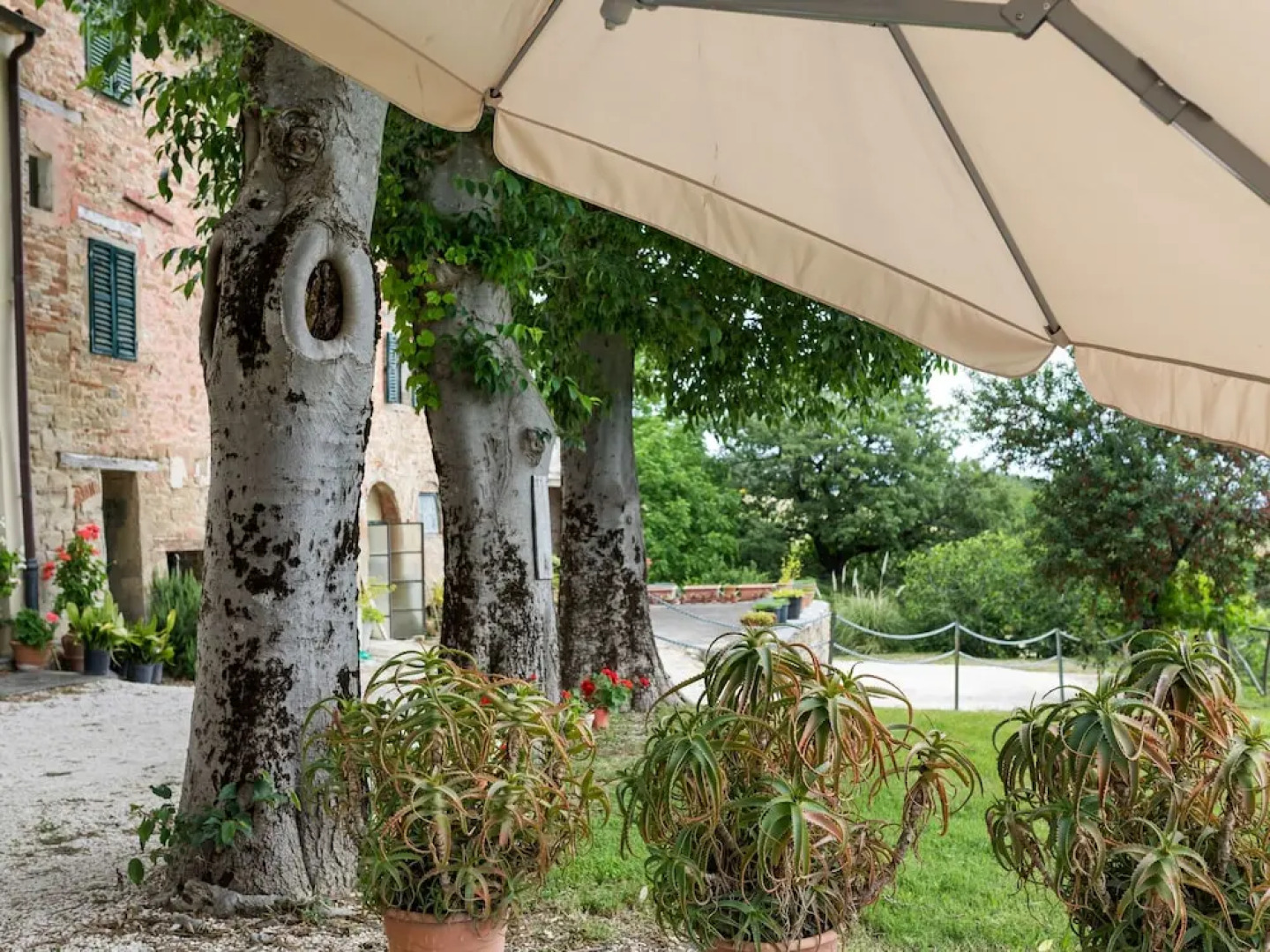 House on the Property Next to an Ancient Villa With a View of the Hills and Pool