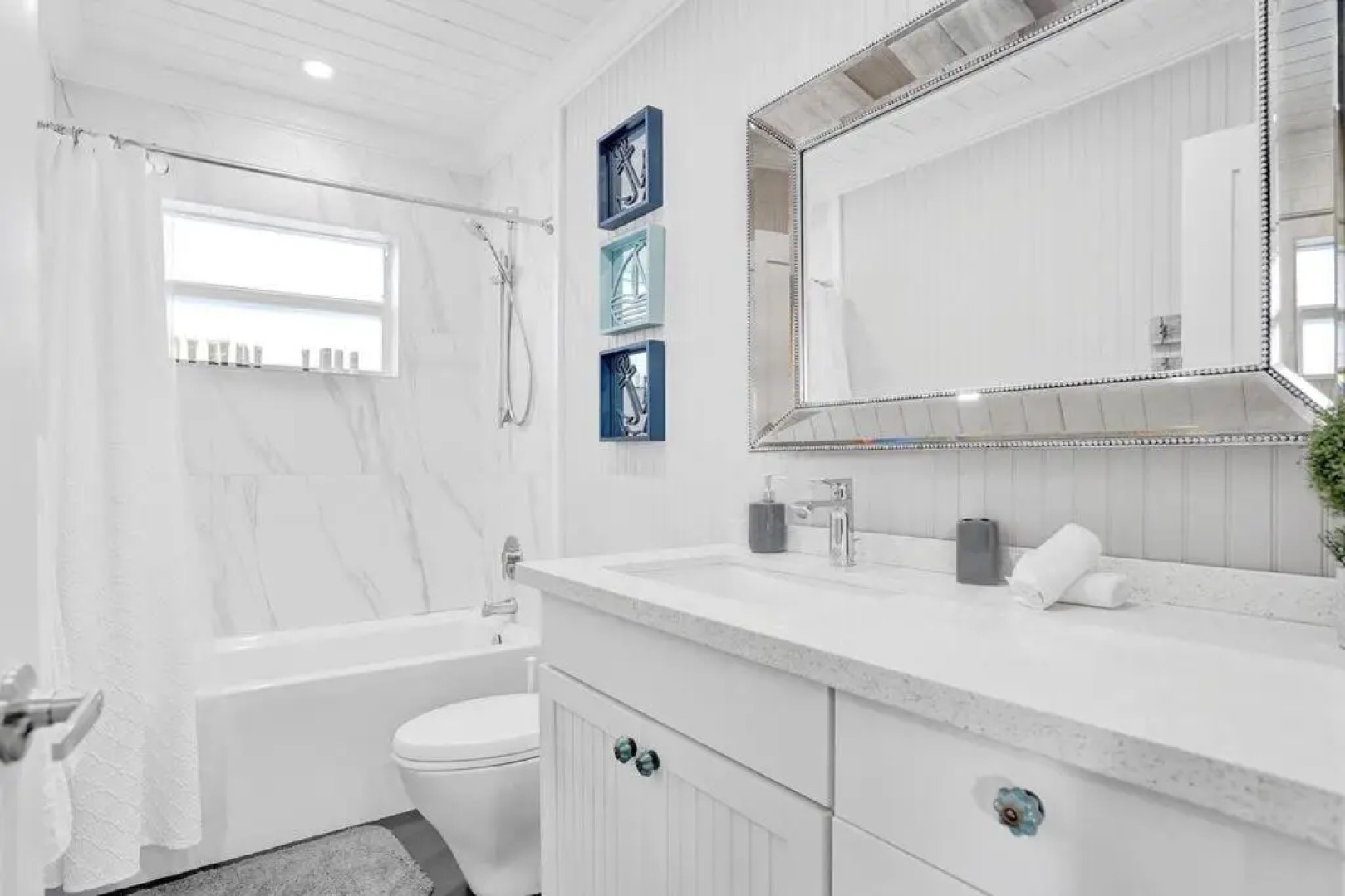 Stunning 4 Bedrm New Pool+Jacuzzi 1 Mile to Beach