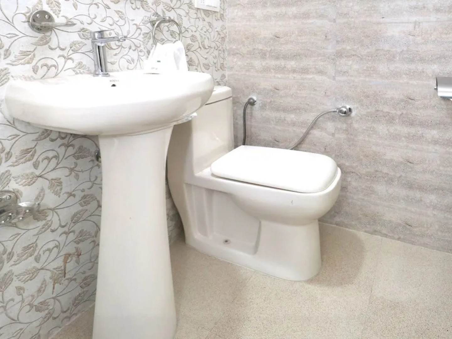 OYO 27972 Hotel Pakeeza