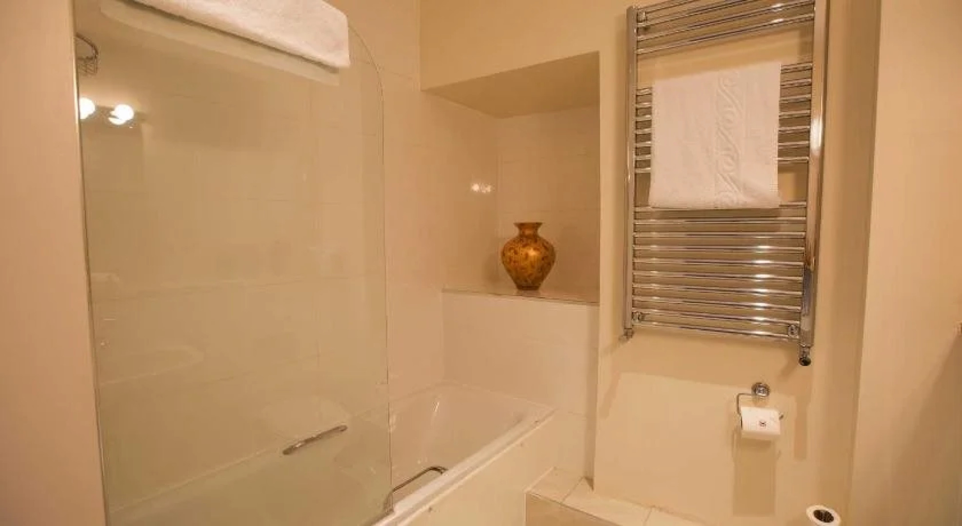 Cinnabar Cafï¿½ Hotel