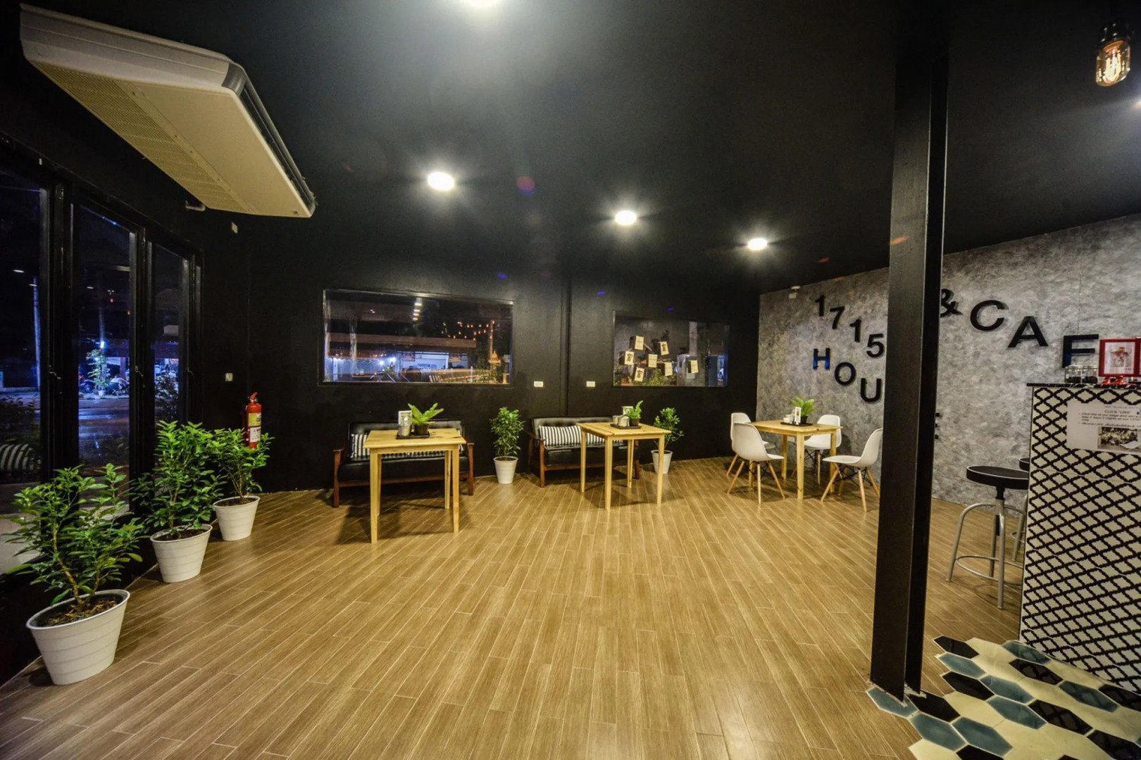 1715 House - White Rhino