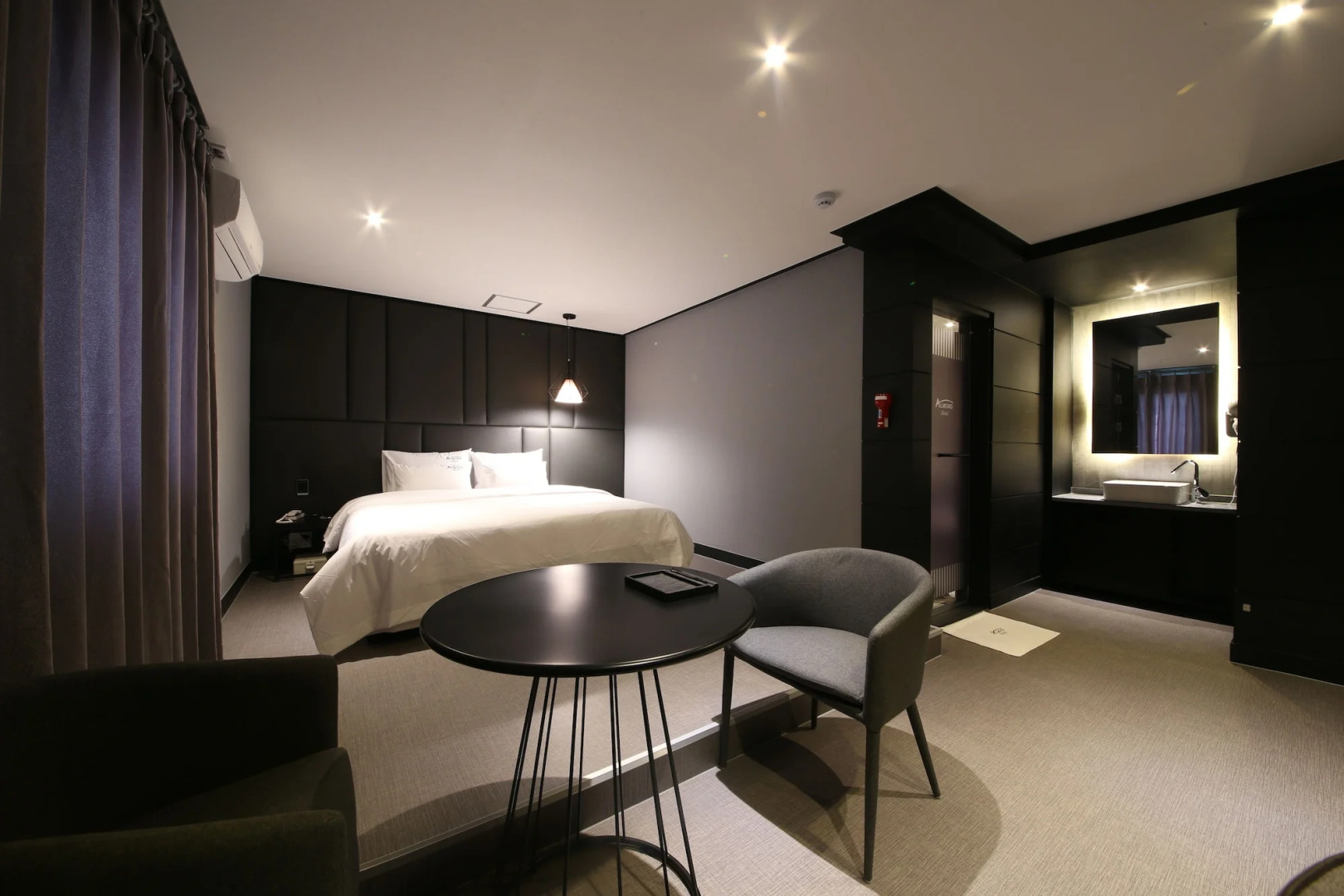 Gupo Station Almond Hotel