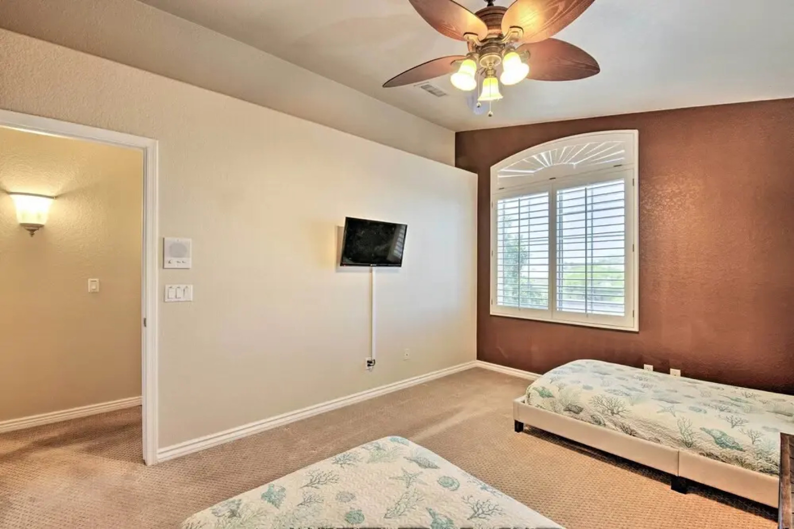 Boat Dock & Pool: Lakefront Glendale Getaway!