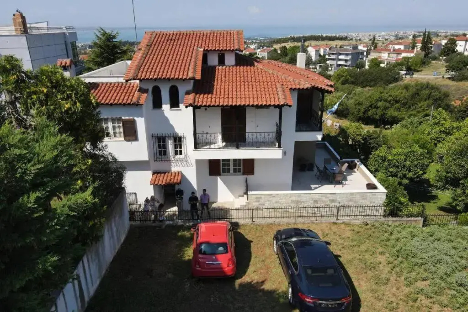 Traditional Apartment part of a Detached Villa on a luxurious Hill of Thessaloniki PANORAMA with a private garden with trees ,also available for Family and other gatherings and Kid's parties - under 13 , for less than 20 people alltogether