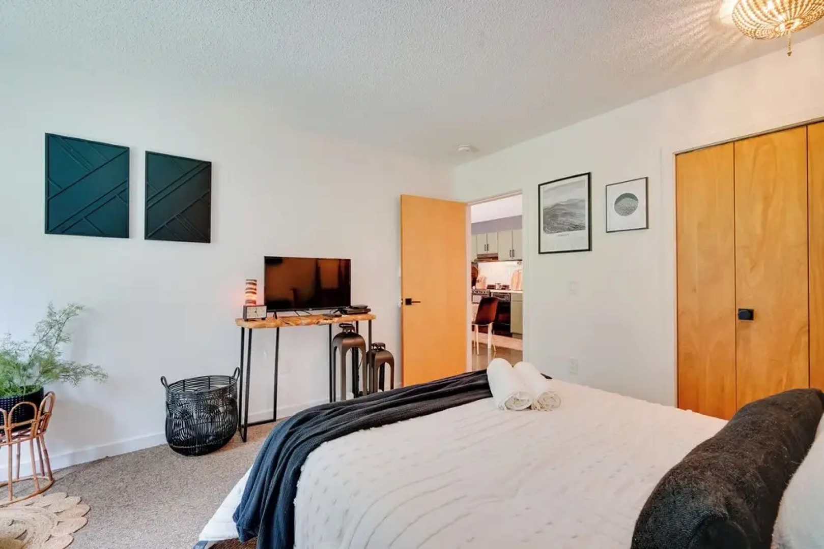 Ski-in/ski-out Magic Mountain Condo w/ Deck!