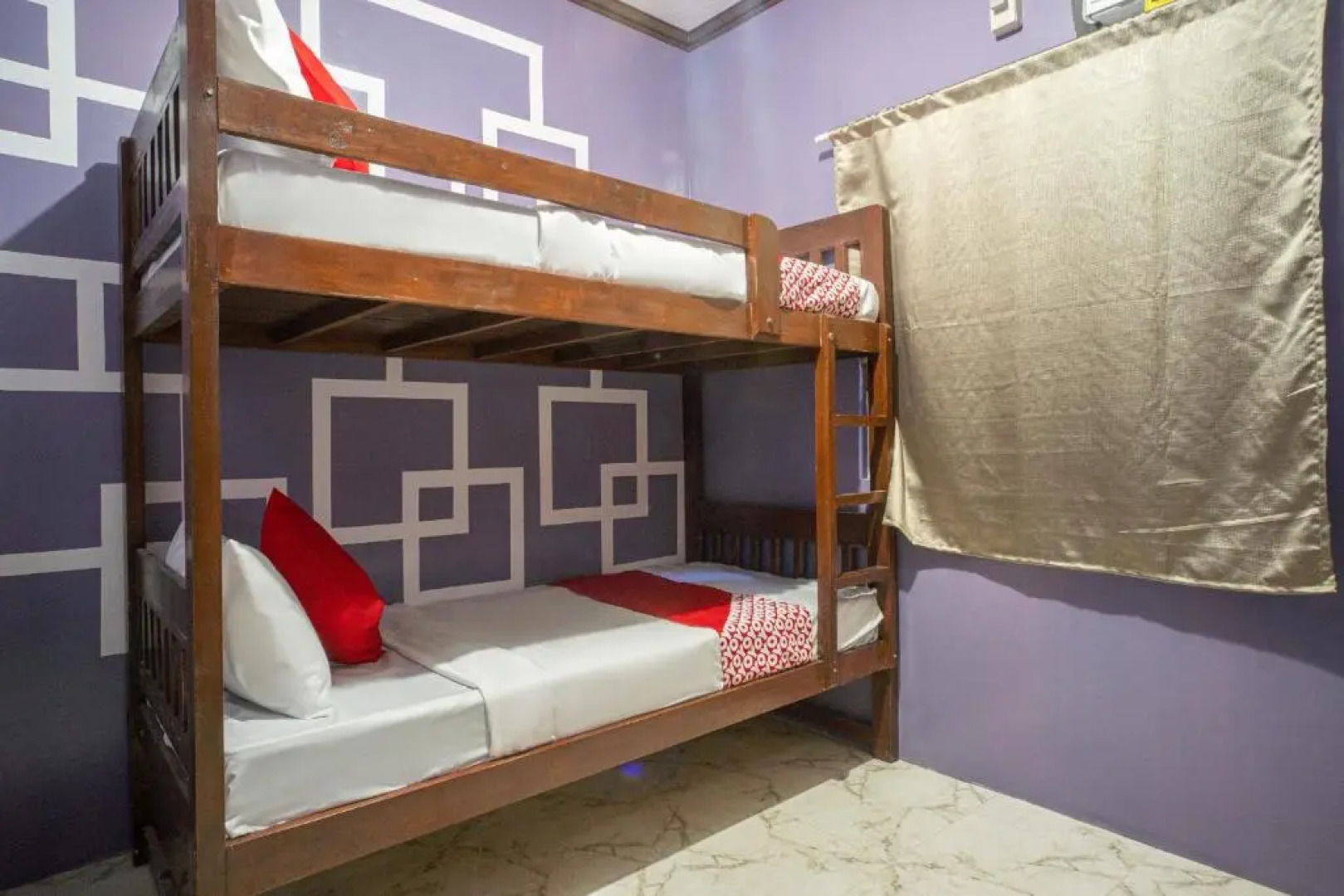 OYO 702 Queens Hometel