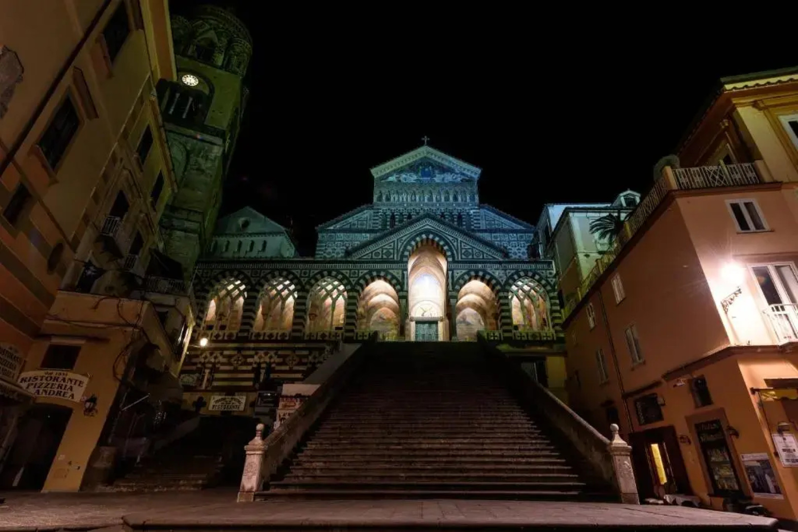 Paper Apartment with Pool