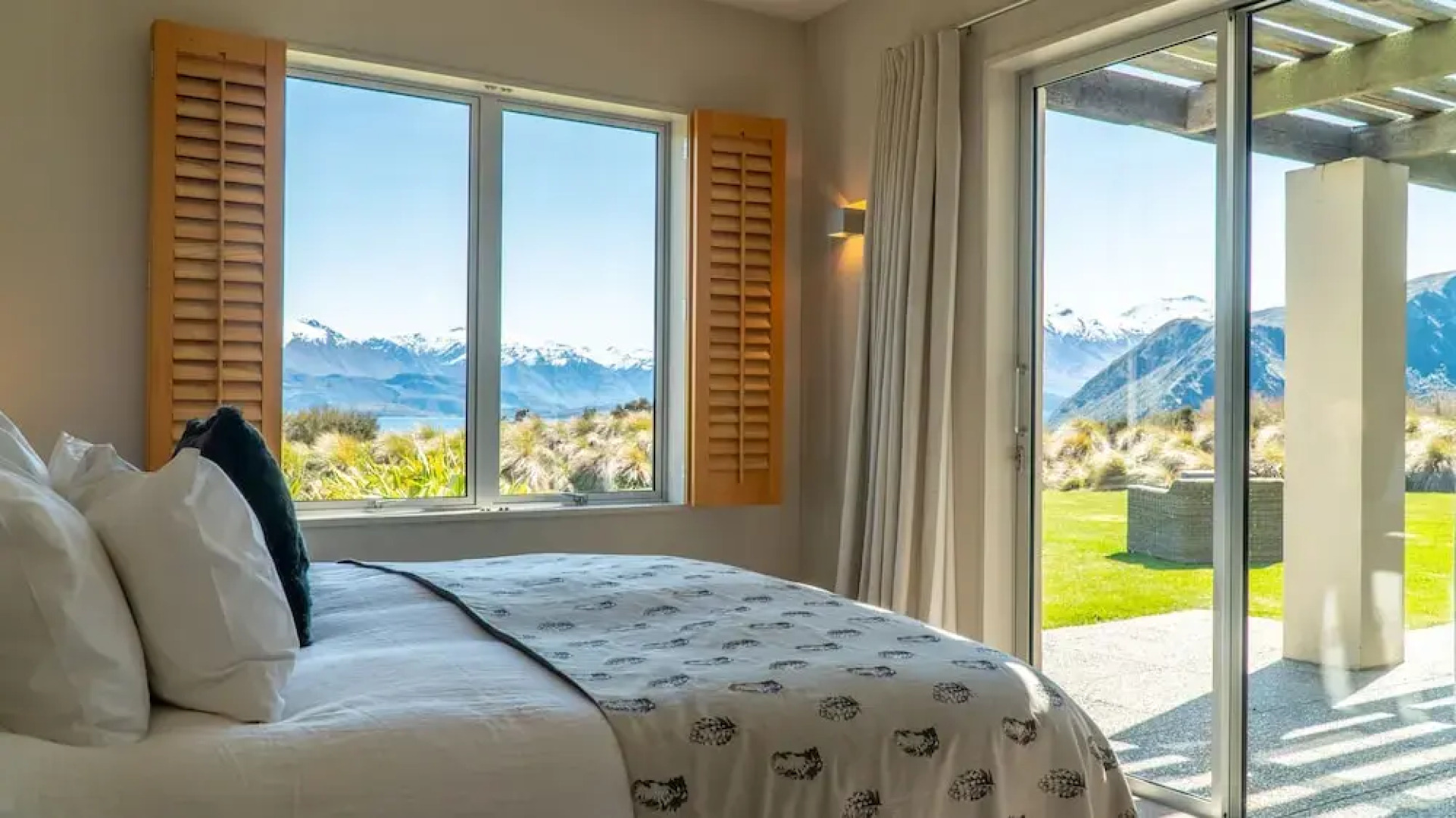 Expansive Family Retreat With Stunning Views of Lake Wanaka and the Mountains