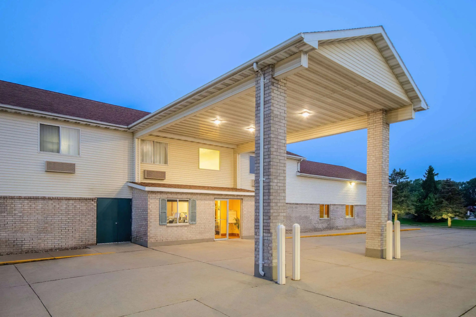 Days Inn by Wyndham Evansdale Waterloo