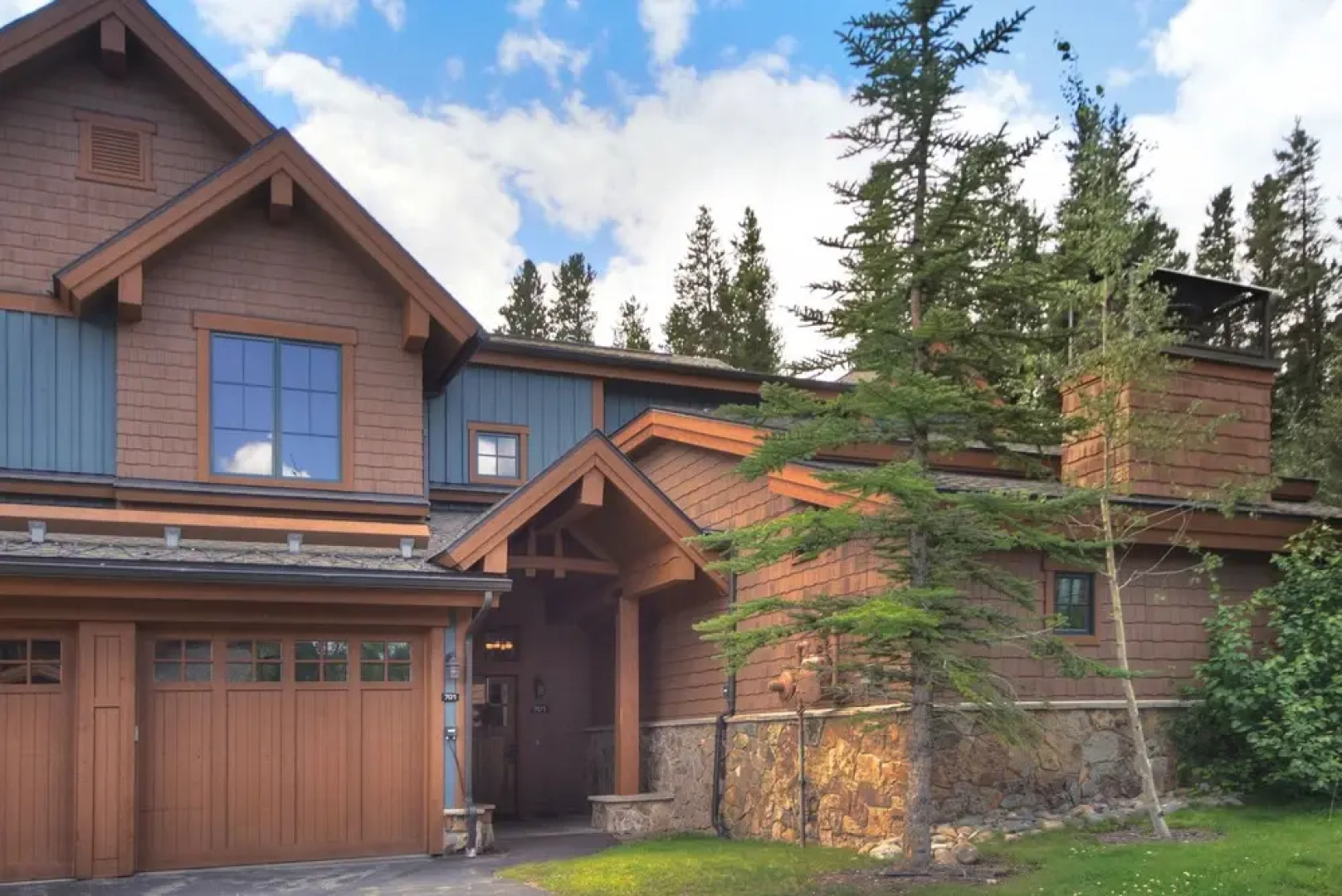 2br 2ba Winter  Walk To Historic Downtown + Gondola 2 Bedroom Townhouse by RedAwning