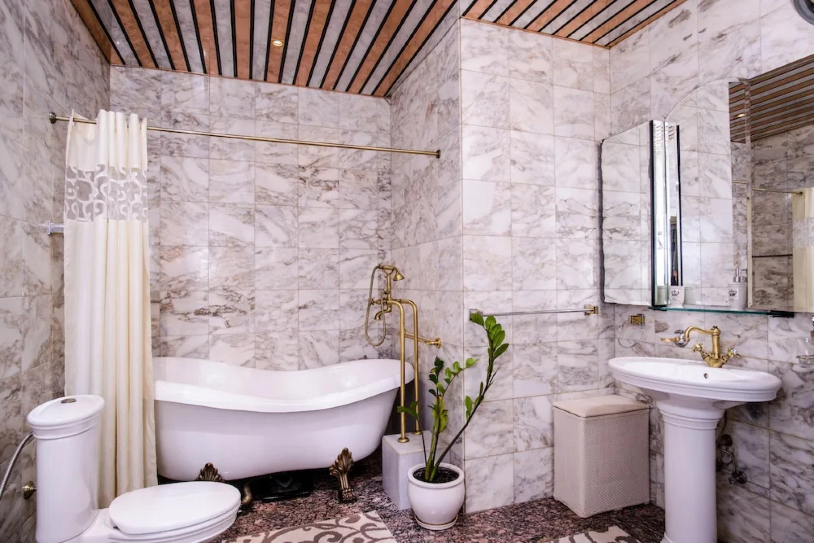 Апартаменты «Funny Dolphins Москва-сити»