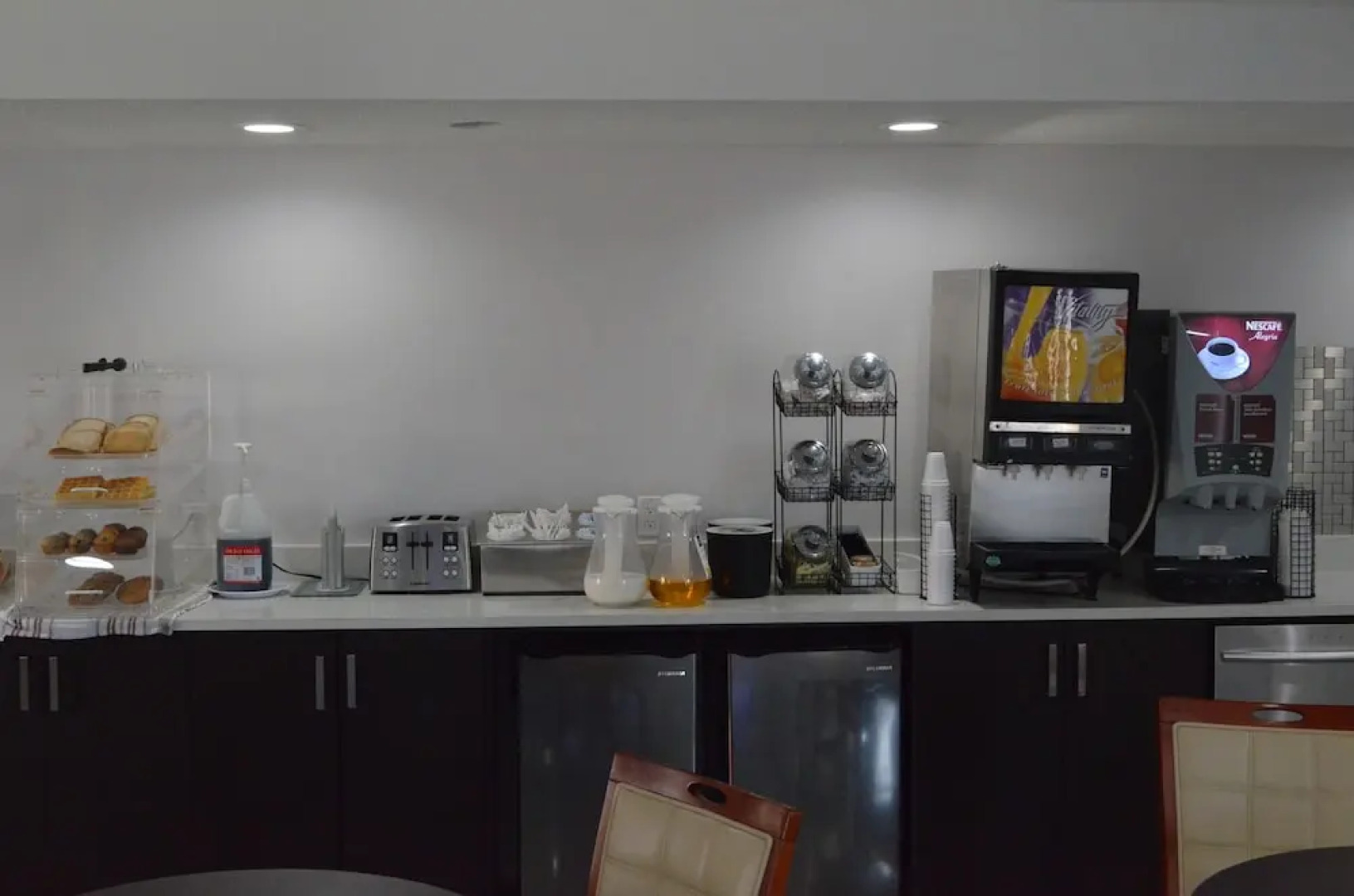 Econo Lodge Inn & Suites