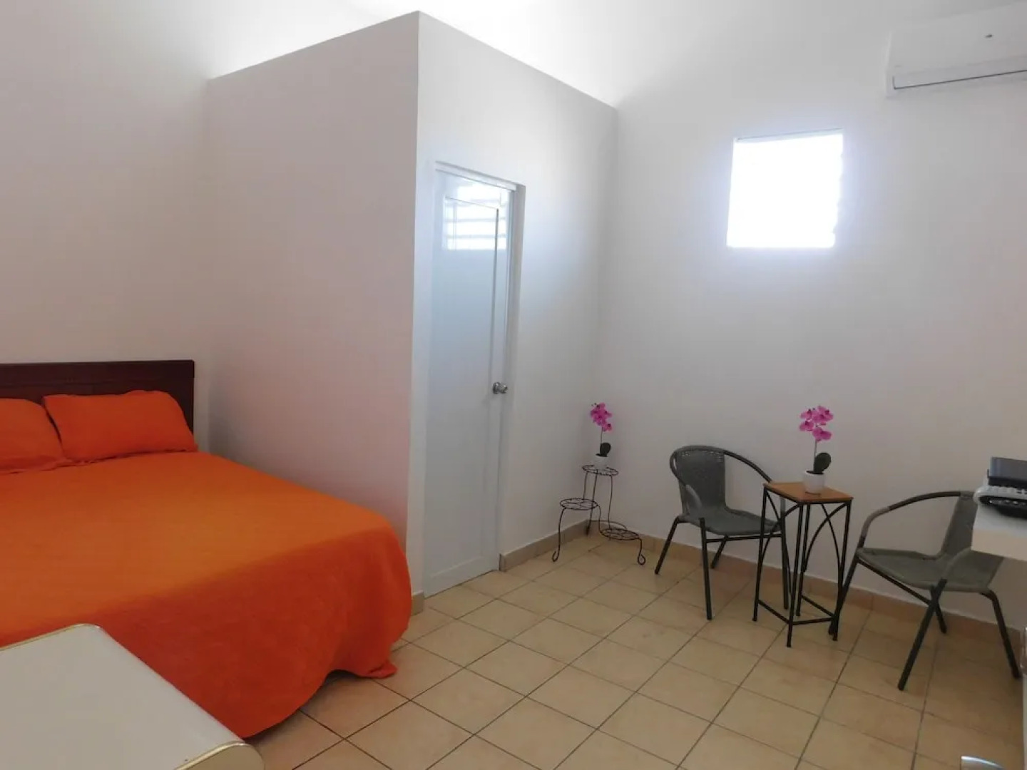 Henry's GuestHouse - Hostel