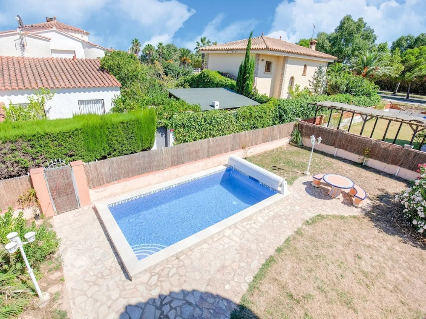 House for 4 With Private Swimming Pool, Near the Beach