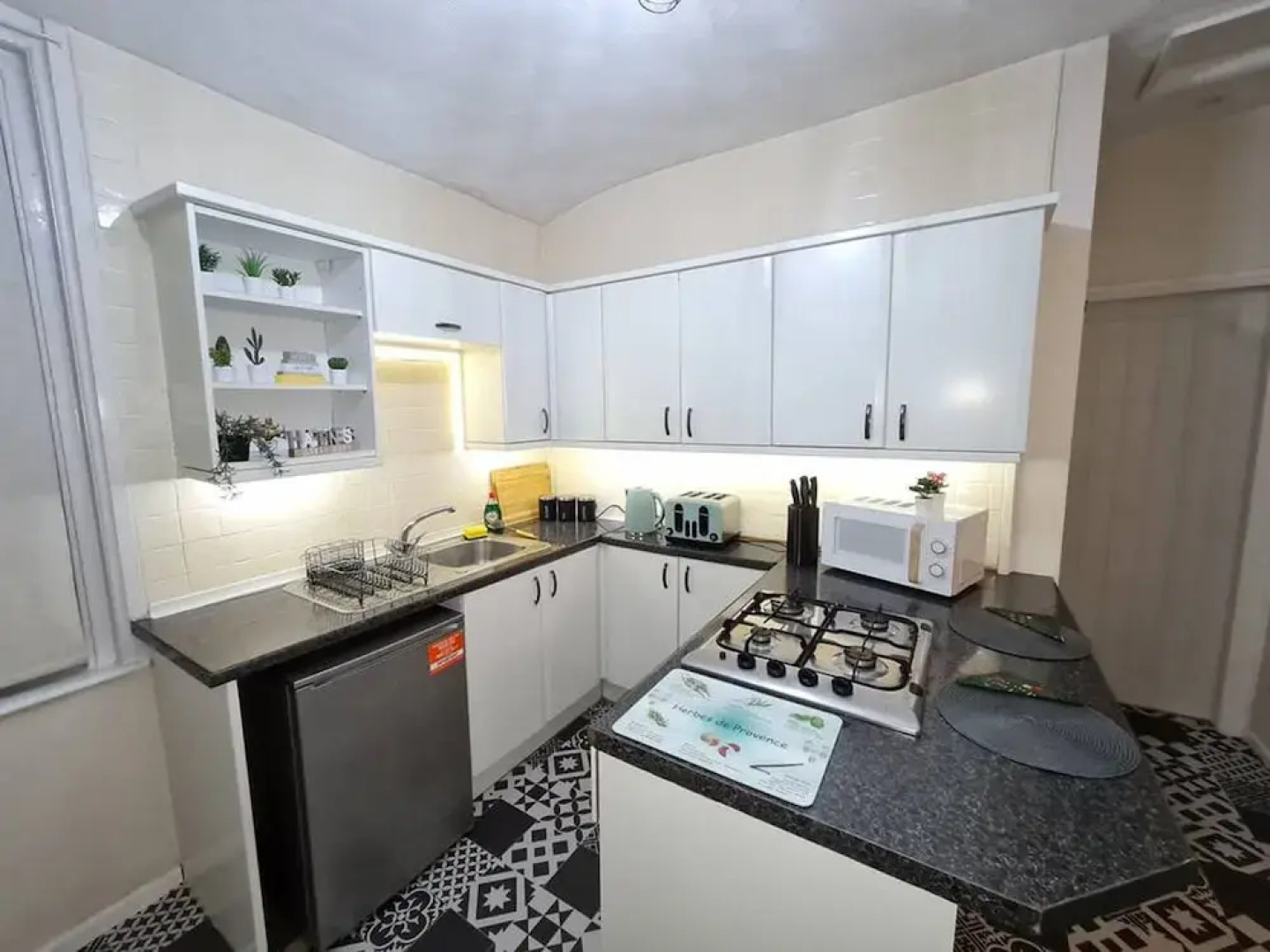 Large 3 Bed Flat Free Parking