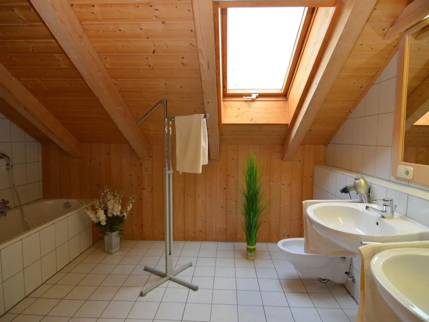 Cushy Apartment with Hot Tub, Sauna, Solarium, BBQ, Balcony