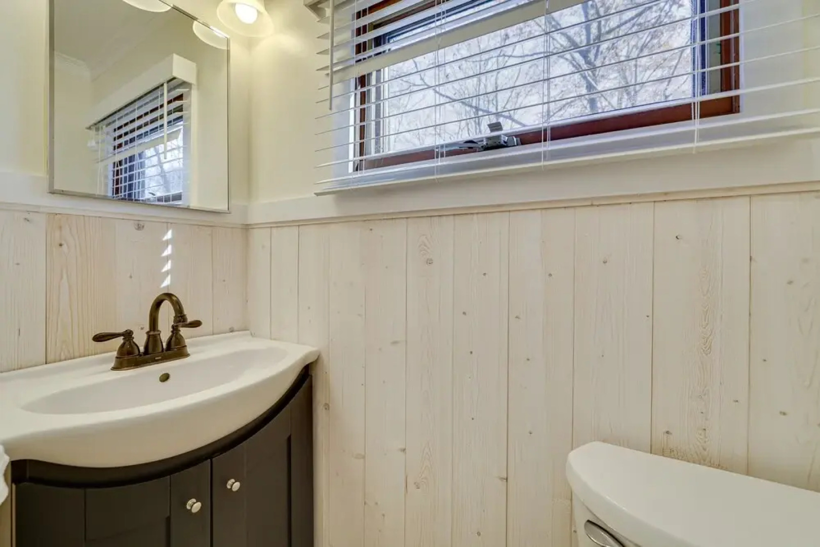 Peaceful Pocono Lake Cabin: Walk to Pine Lake!