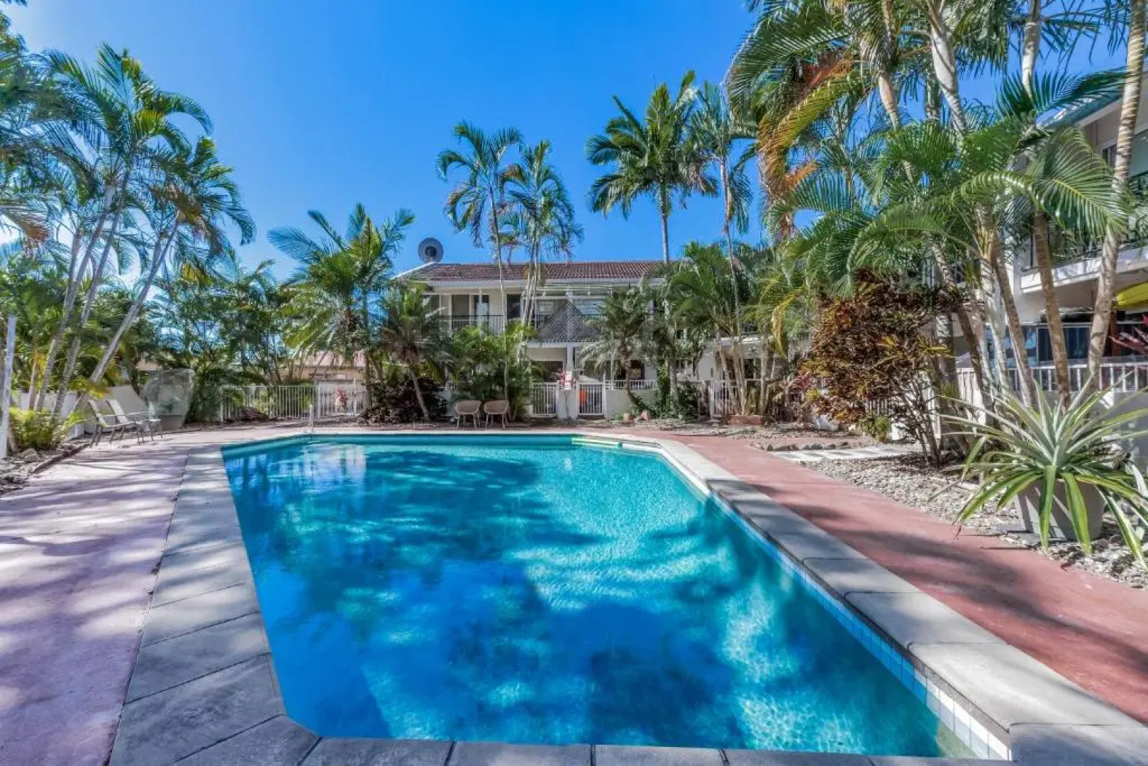 Erromango escape wifi pool