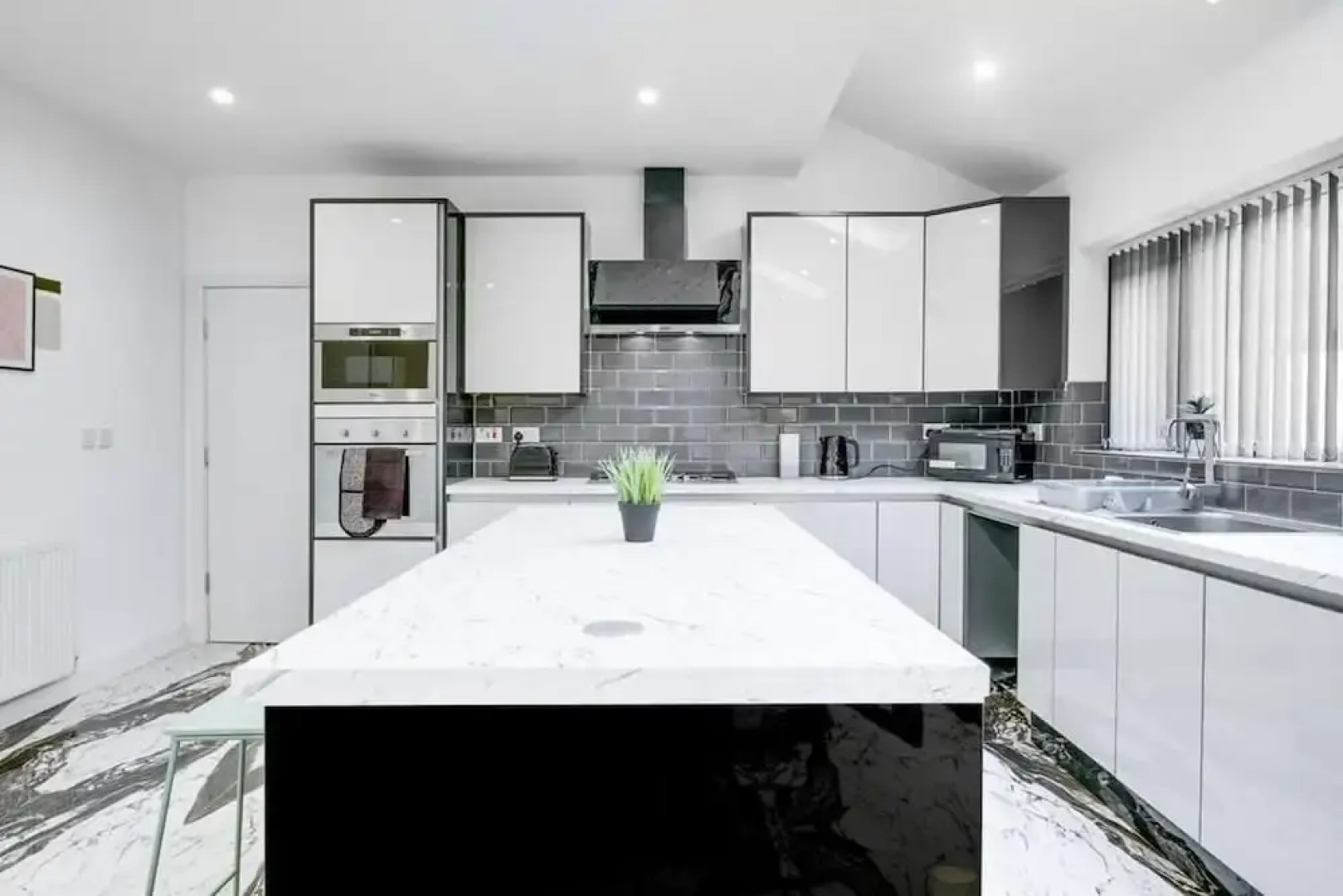 Elegant 5 Bedroom House/free Parking/yard