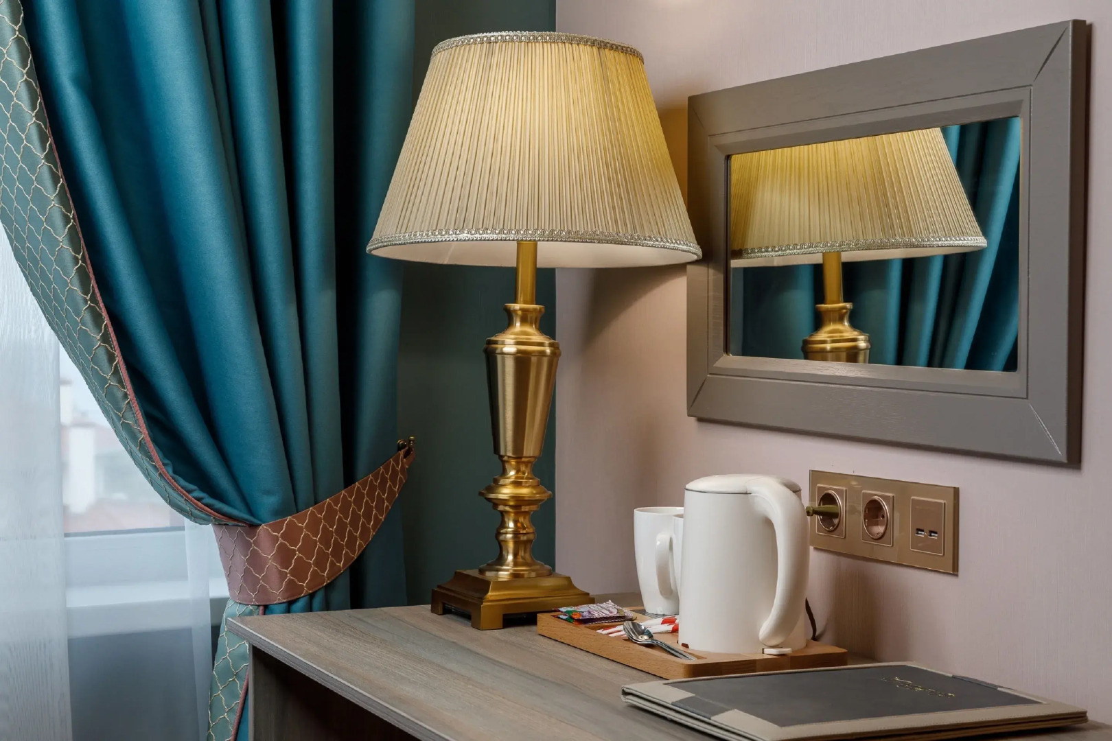 Mini-Hotel Biography