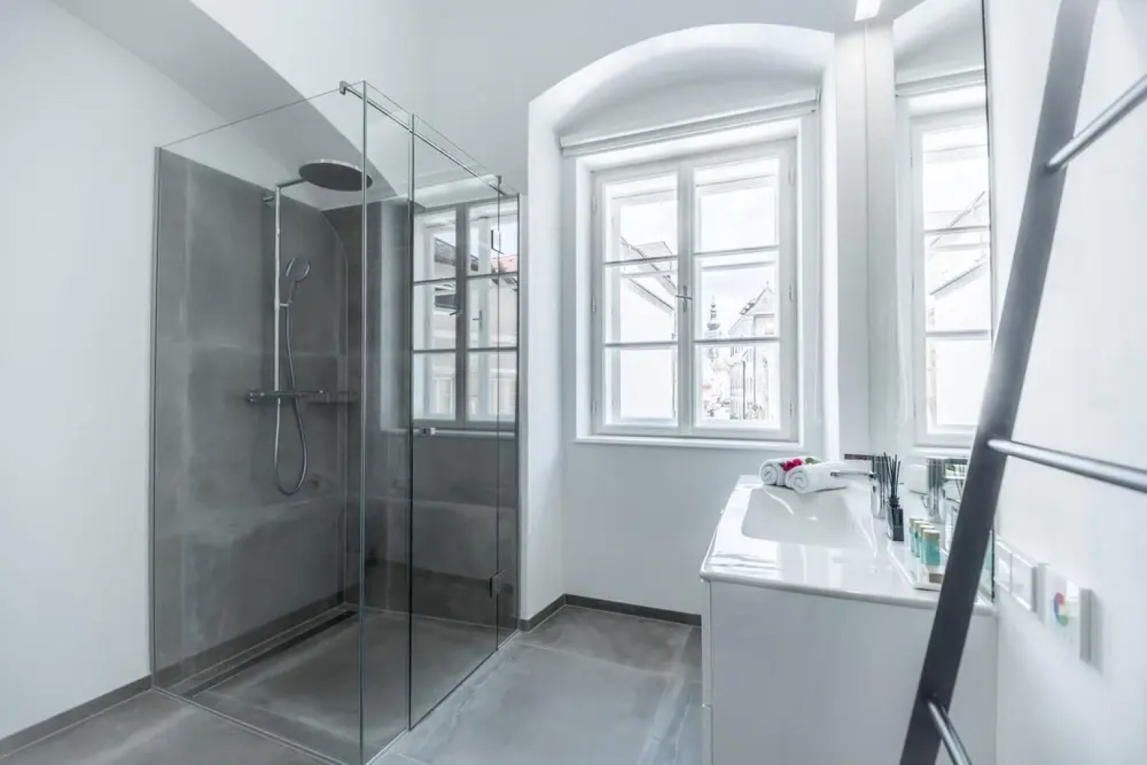 Deluxe Studio Art Collection With King Bed View and Air Conditioning