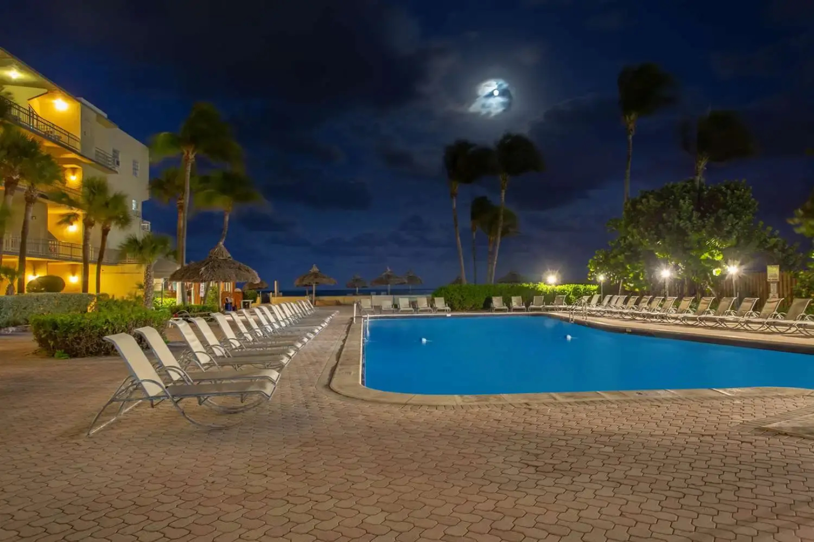 Days Hotel - Thunderbird Beach Resort