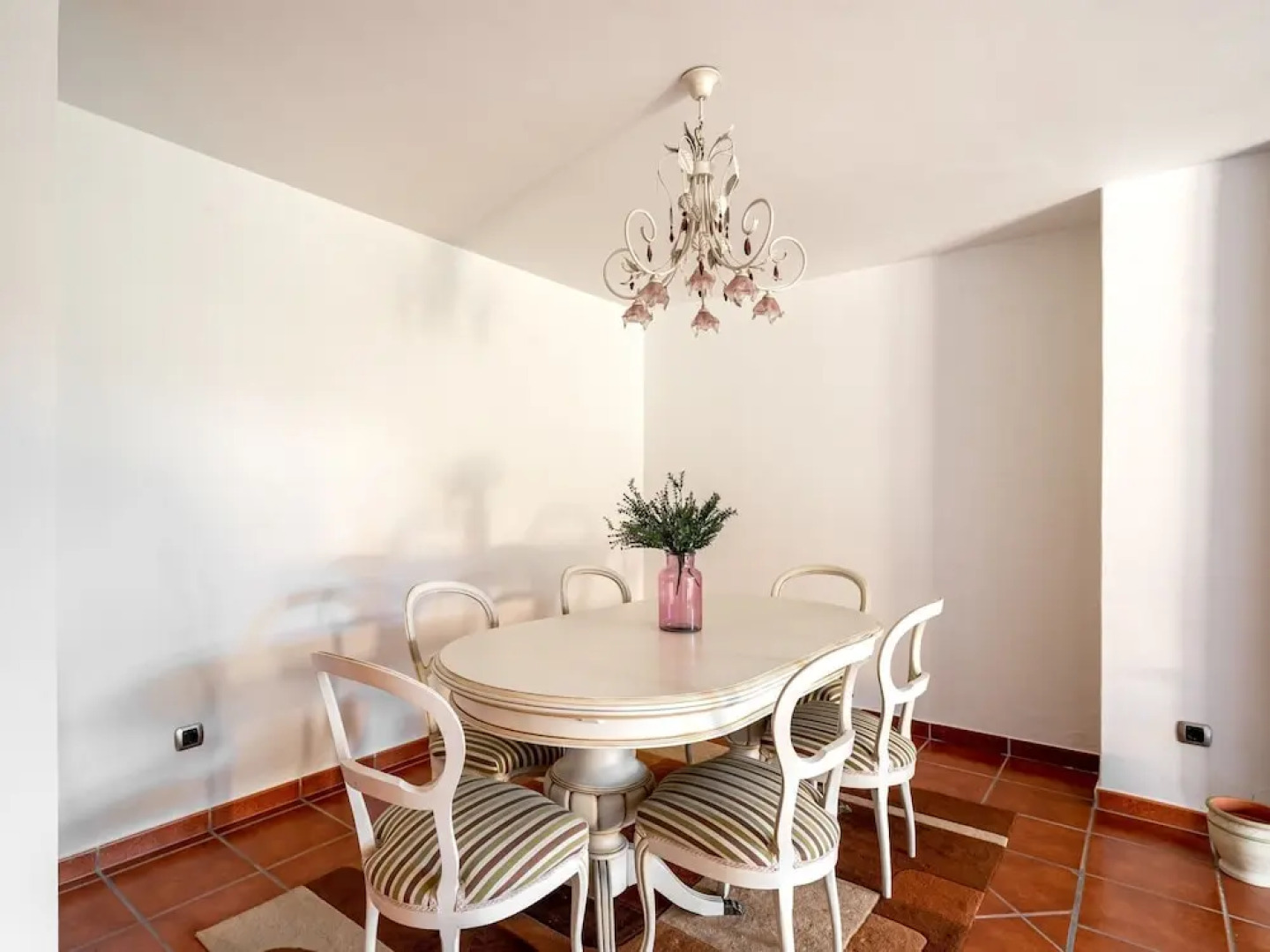 Classy Holiday Home With Swimming Pool, Garden, Bbq, Parking