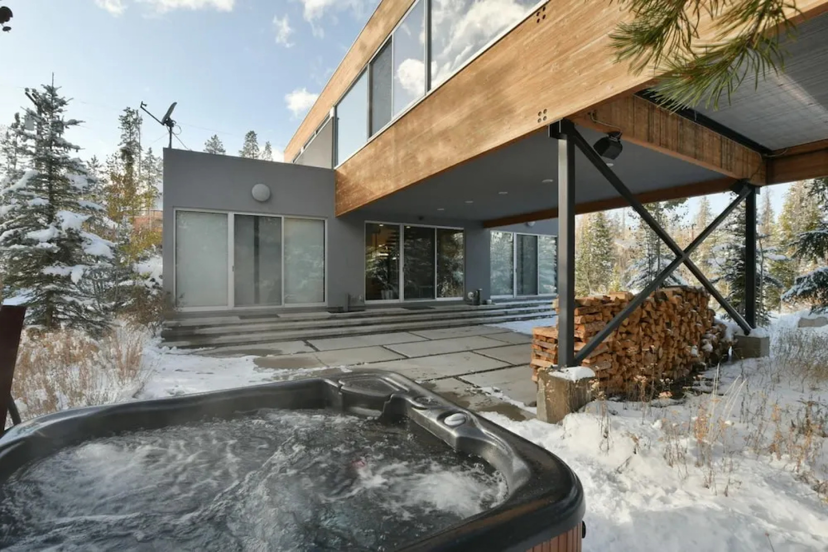 Modern River Front Luxury Chalet by Winter Park Escapes