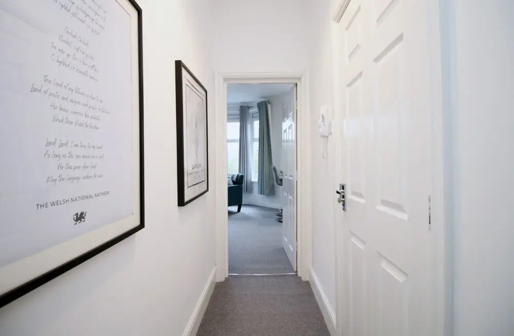 Dyzyn Living - City View City Center 5 Mins From Train Station