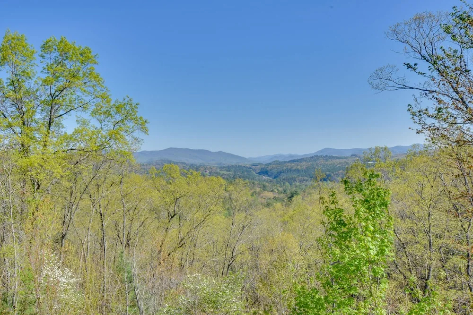 Lakemont Retreat: Game Room, Hot Tub, & Mtn Views!