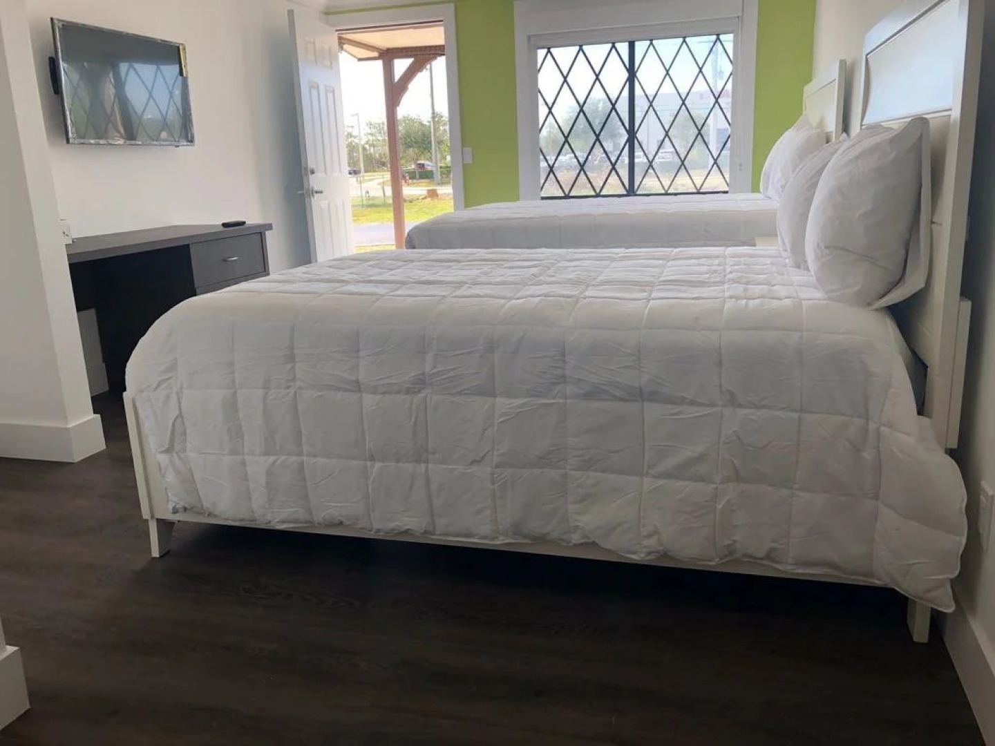 Spinnaker Inn of Naples