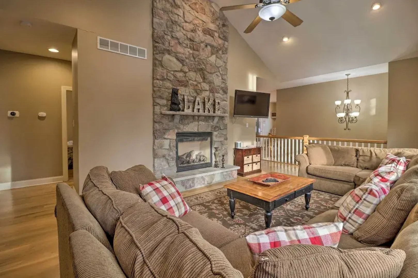 < Half-mi to Skiing: Lake Harmony Home w/ Hot Tub