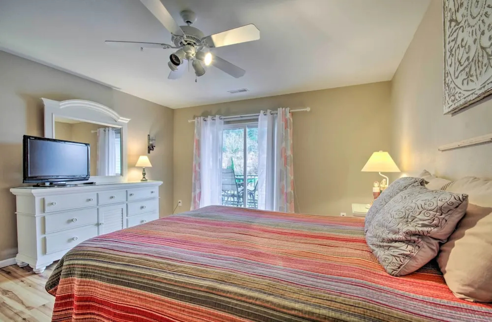 Spacious Lakefront Condo w/ Views in Camdenton!