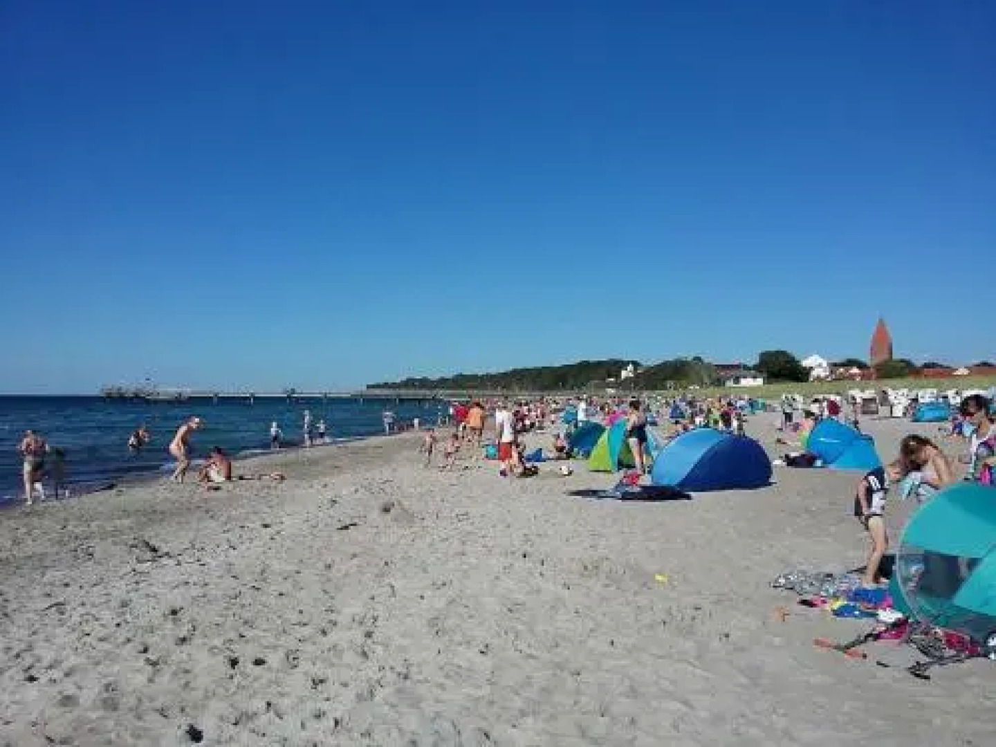 Roter Bungalow am Strand _50m_ _ O