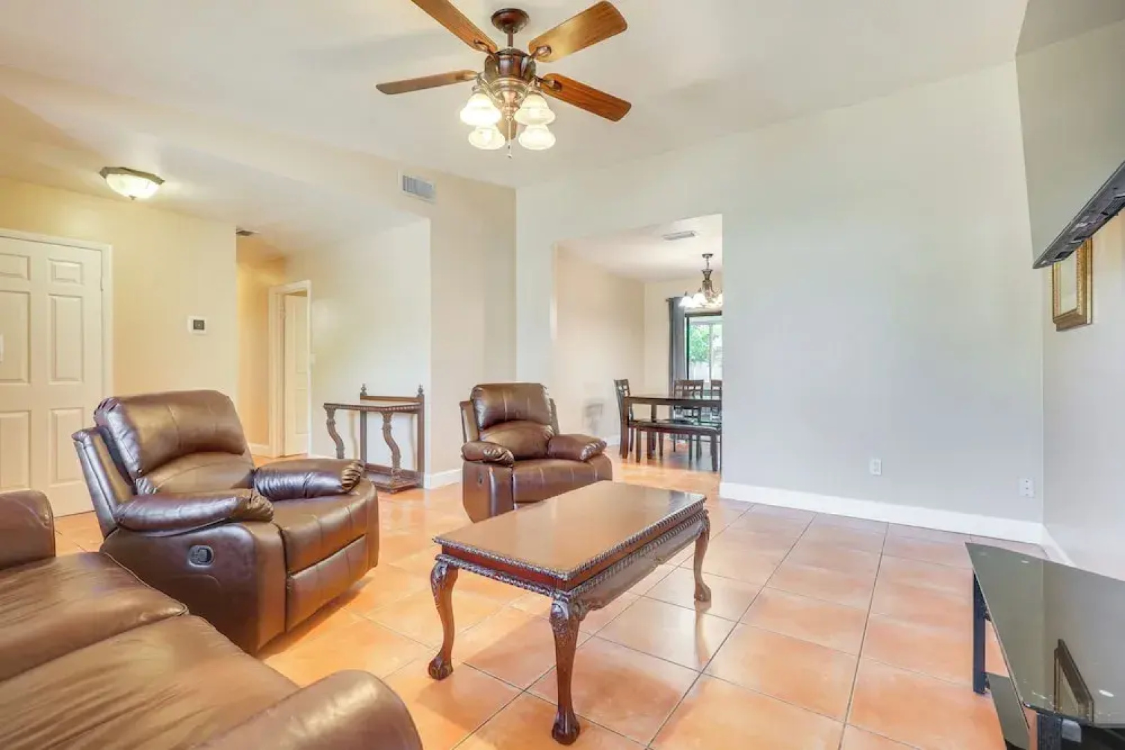 Pet-friendly Home w/ Yard ~ 3 Mi to Zoo Miami!