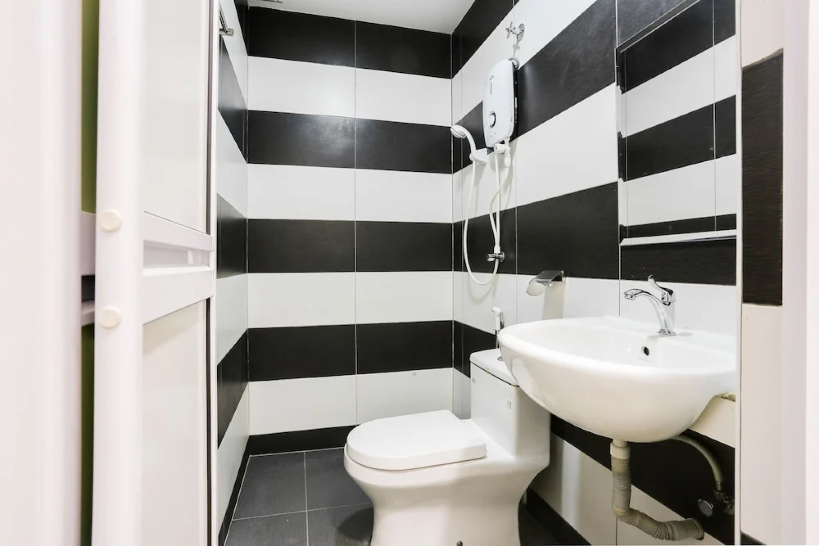 Super OYO 89495 Rich Hotel