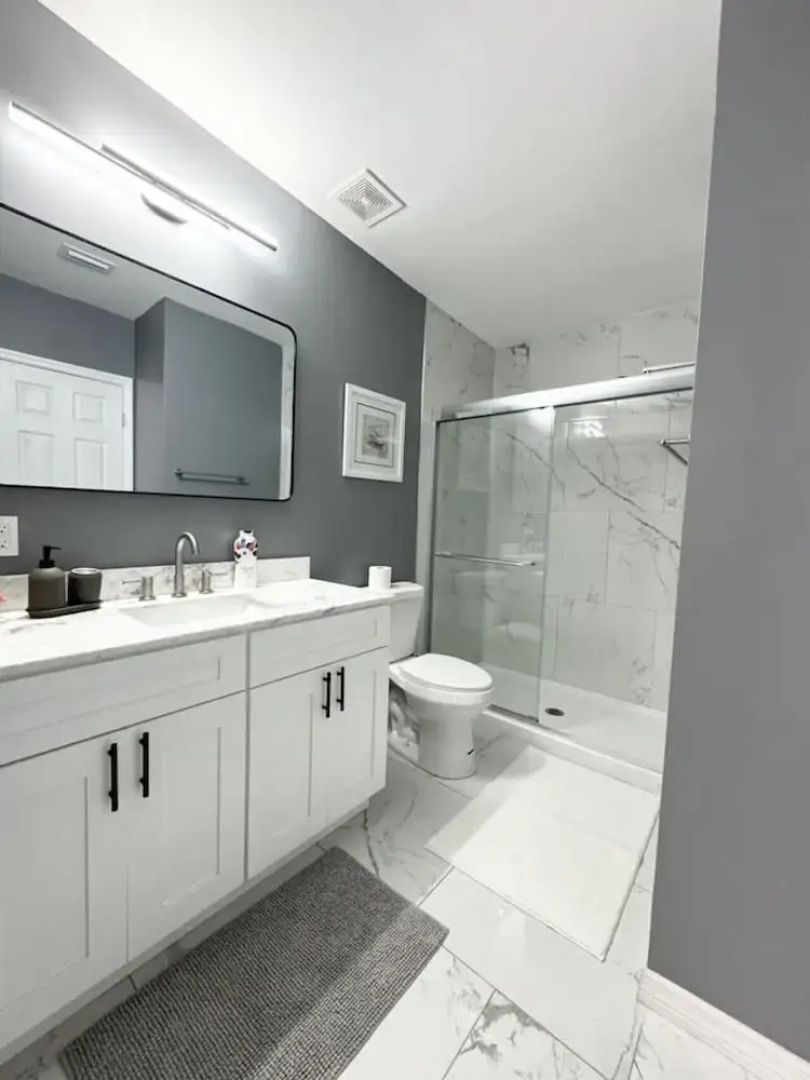 Fresh Renovated Pool Home w 5 Bedrooms Near Beach