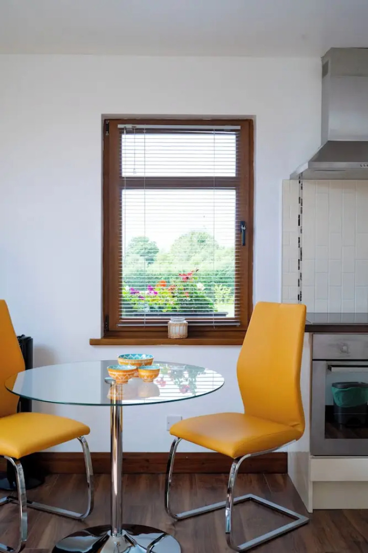 Limavady Cherry Tree Apartment, Sleeps 2 & Parking