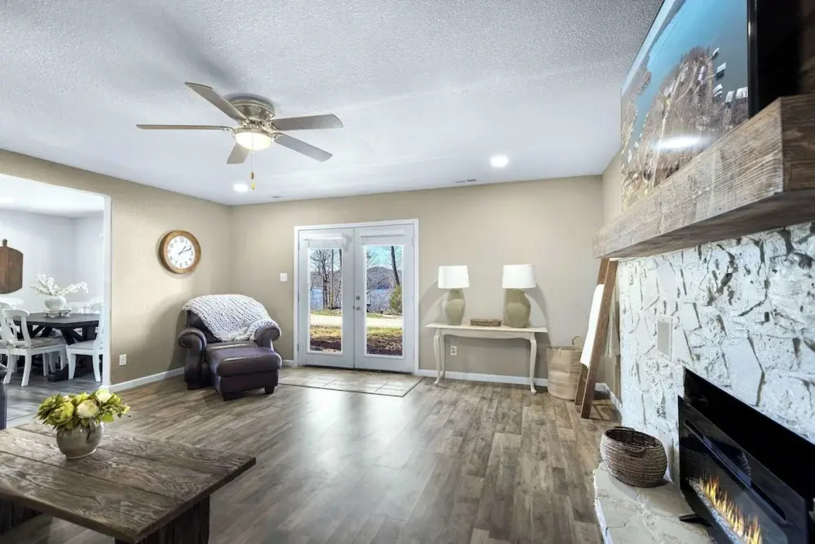 White Oak Landing Spacious 6 BDR w/ Boat Slip!