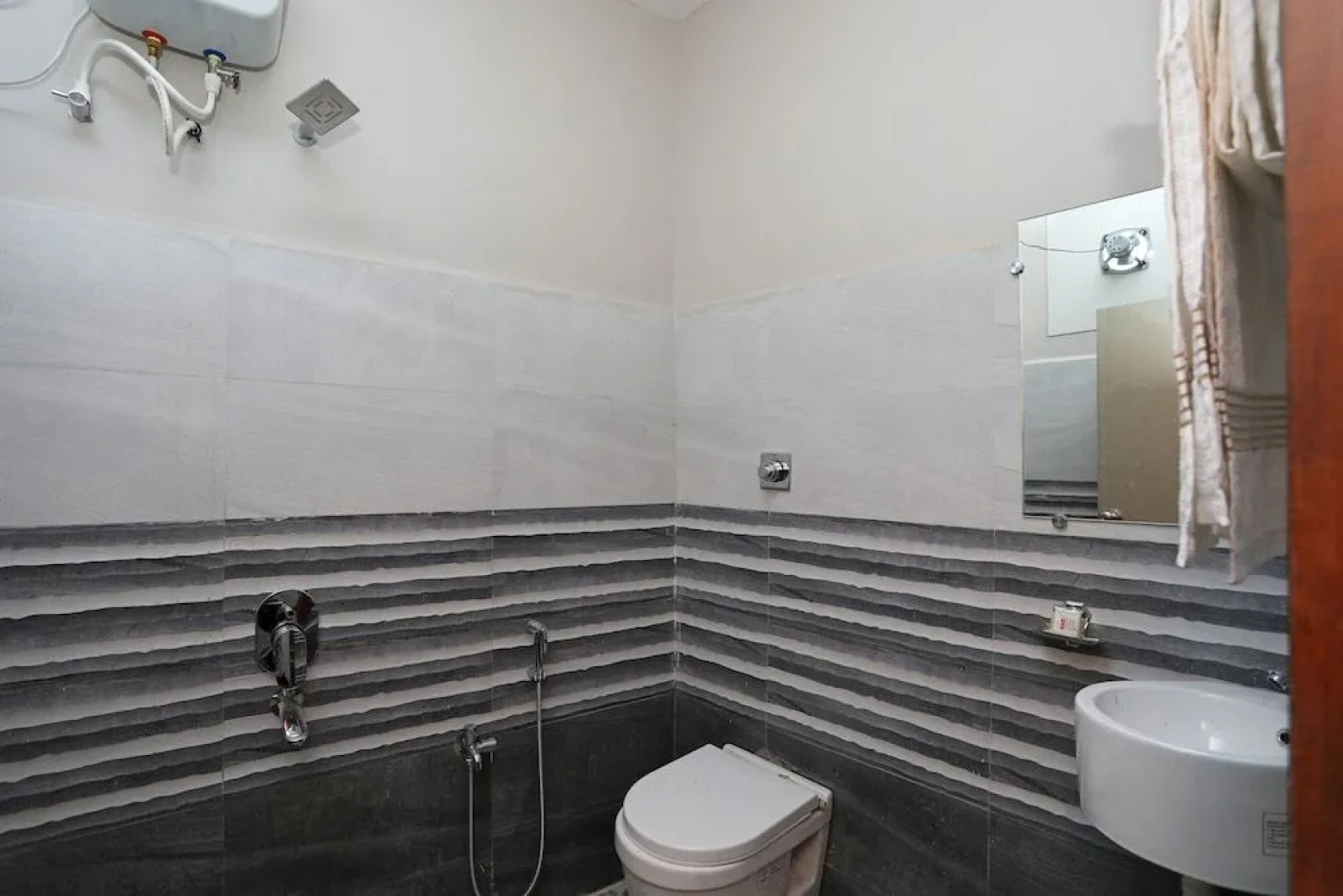 OYO 28645 Nirmalya Plaza