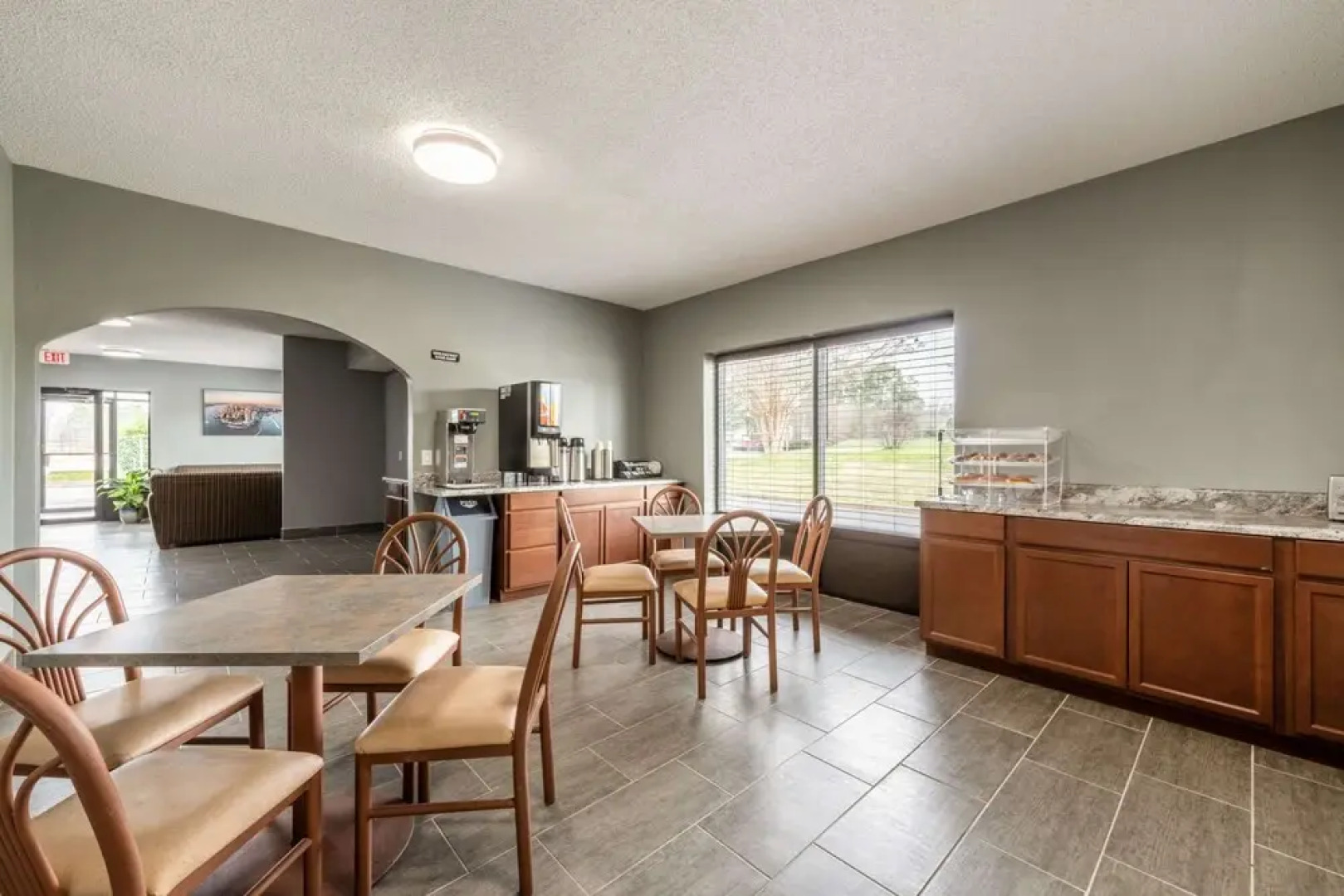 Econo Lodge Inn & Suites