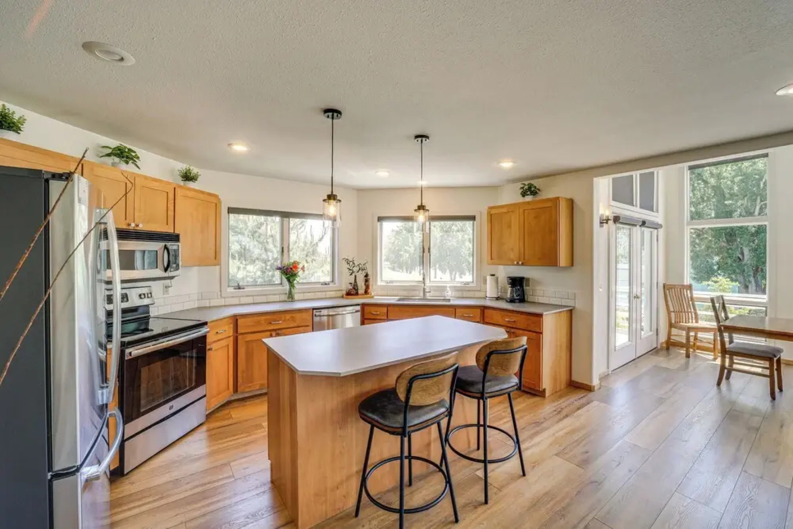 Modern Retreat w/ Hot Tub - Steps to Lake Chelan!