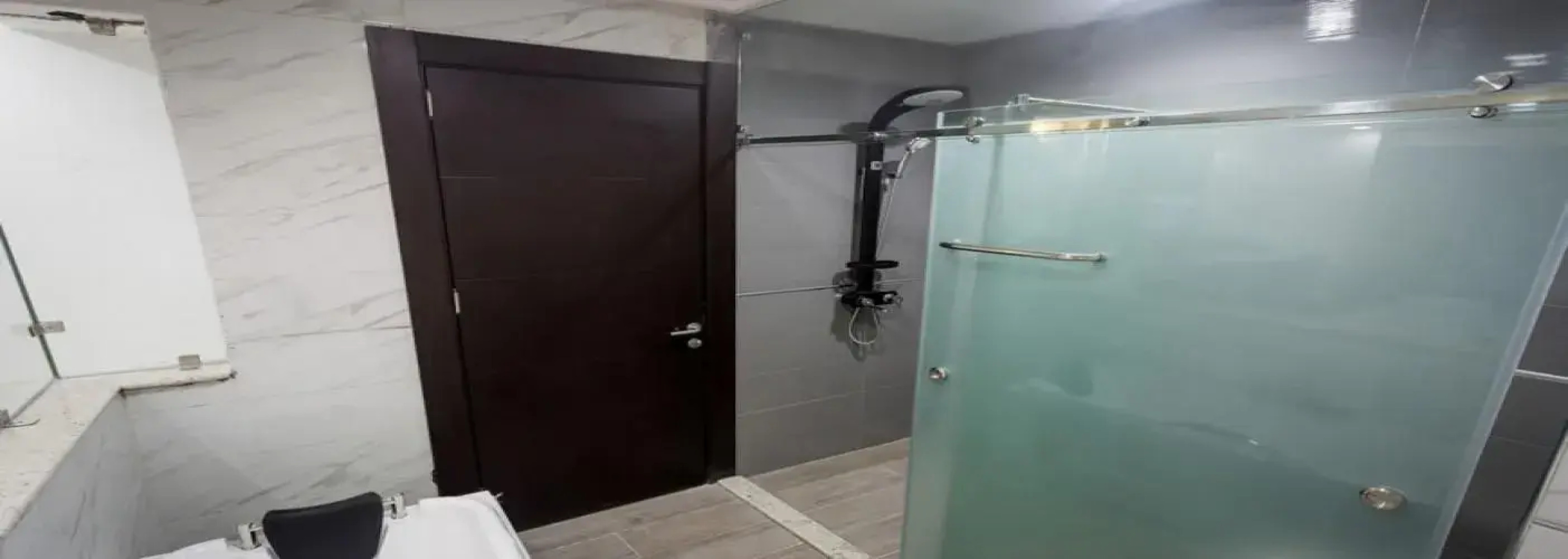 Caesar's Luxury Hotel	